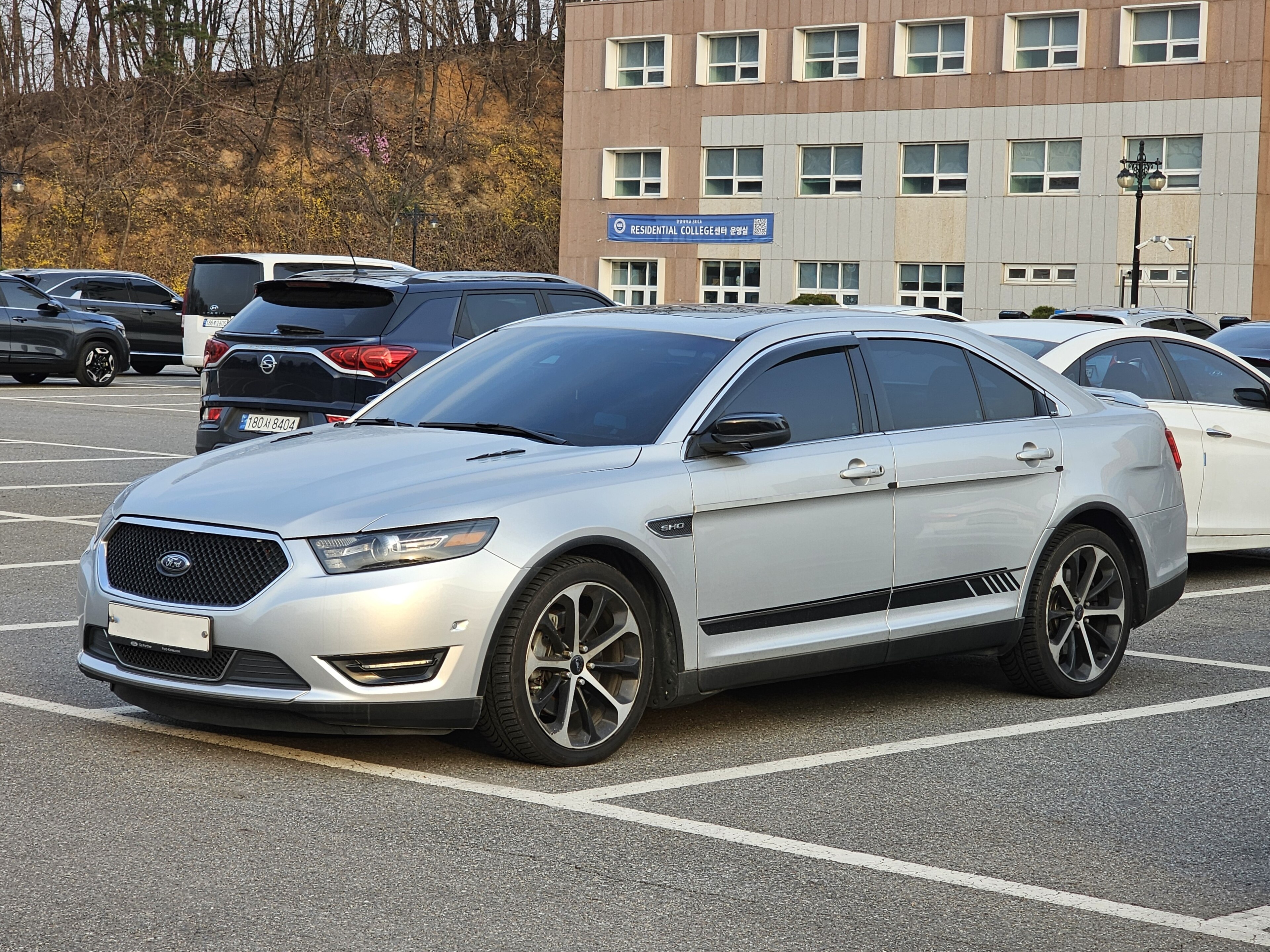 Ford taurus-awd