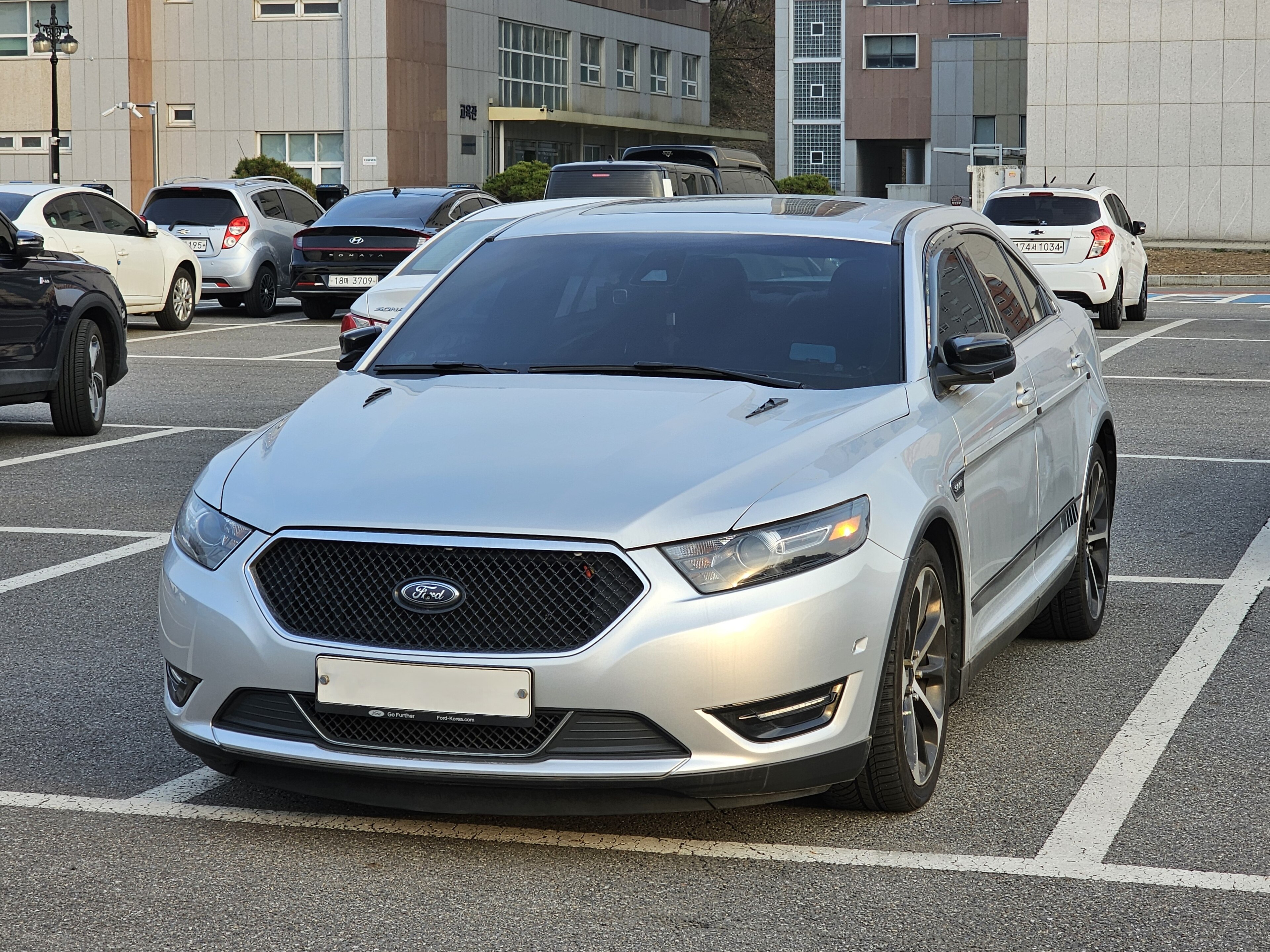 Ford taurus-awd